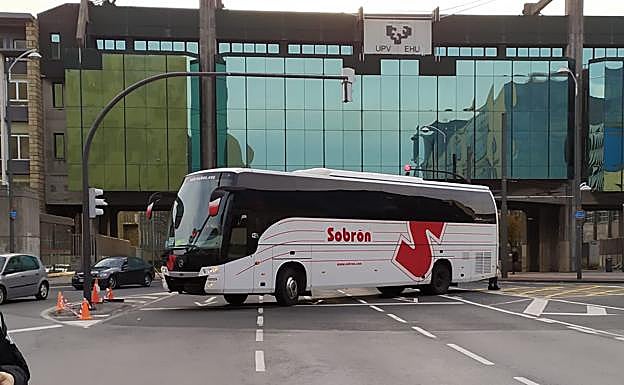 El autobús averiado ocupa los tres carriles de salida hacia los túneles de San Mamés. 