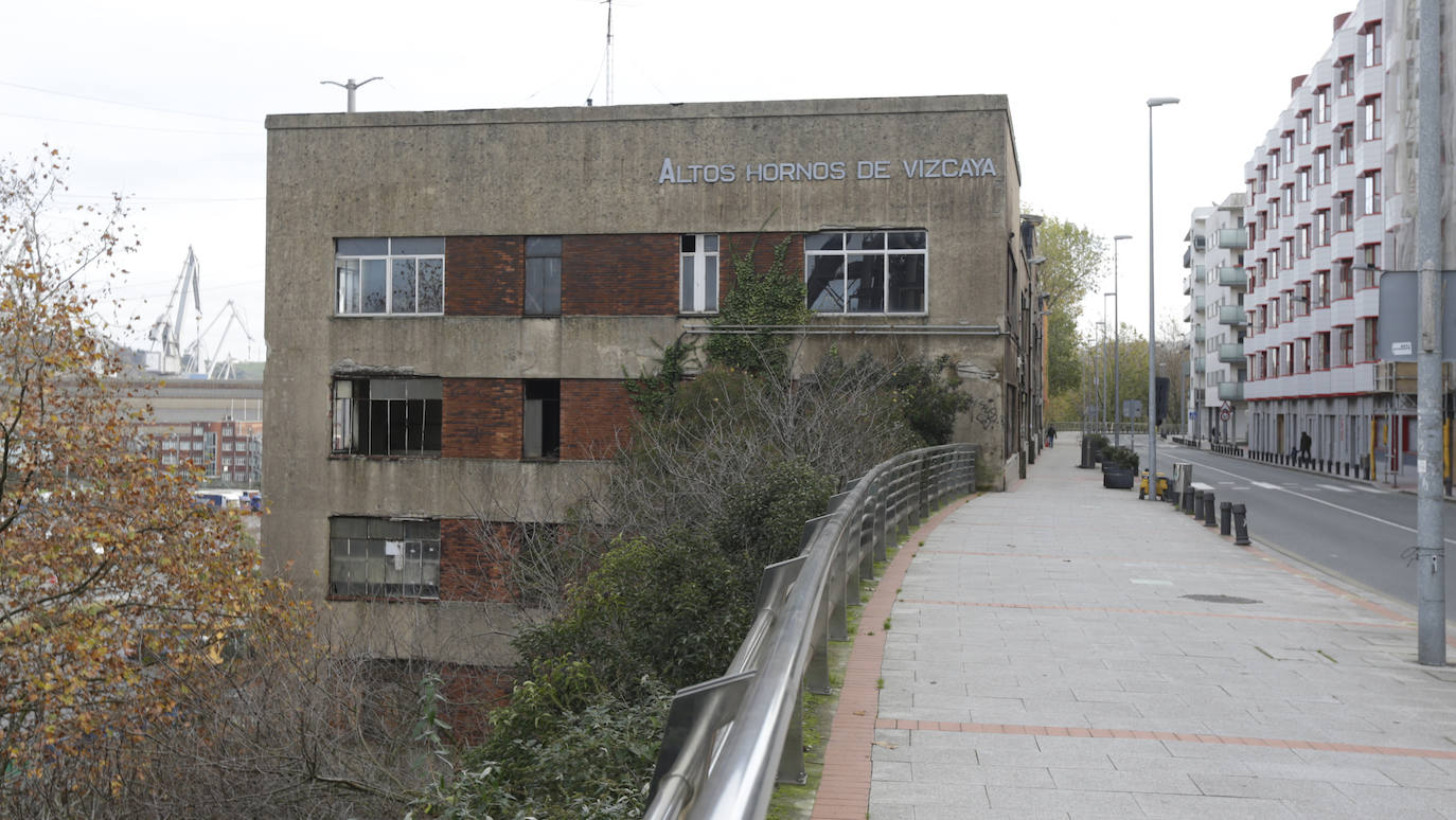 Extrabajadores de Altos Hornos ofrecen un tour por las que fueron sus instalaciones