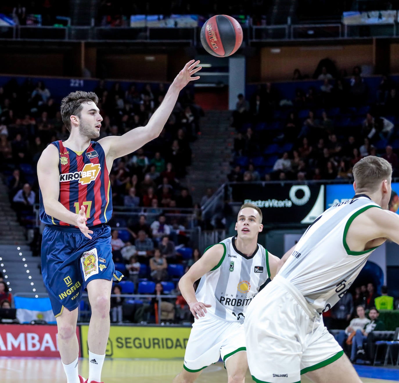 Fotos: LAs mejores imágenes del Baskonia - Joventut de la Liga Endesa 2019
