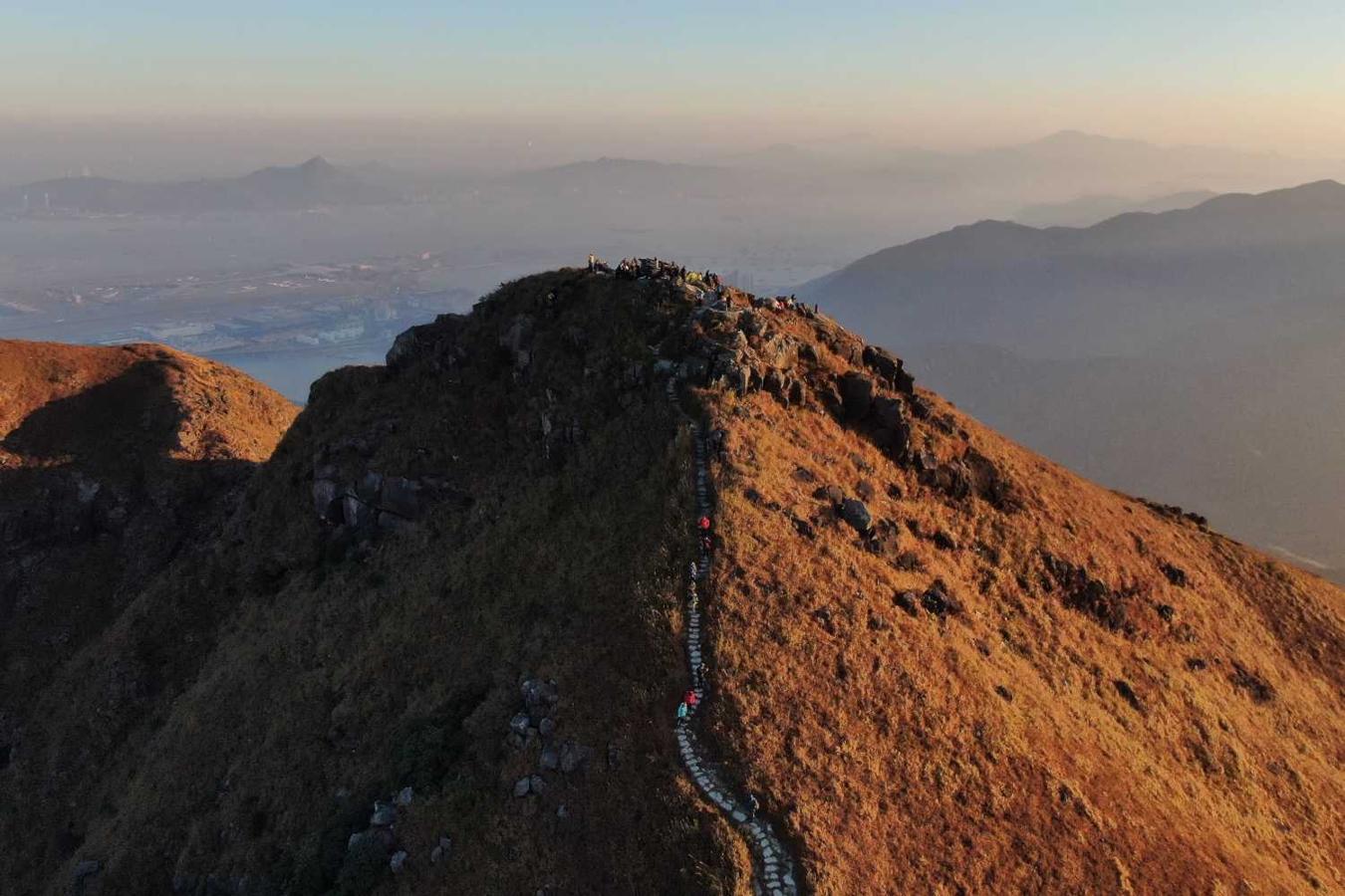 Activistas en favor de la democracia reunidos en Lantau Peak, la segunda montaña más alta de Hong Kong