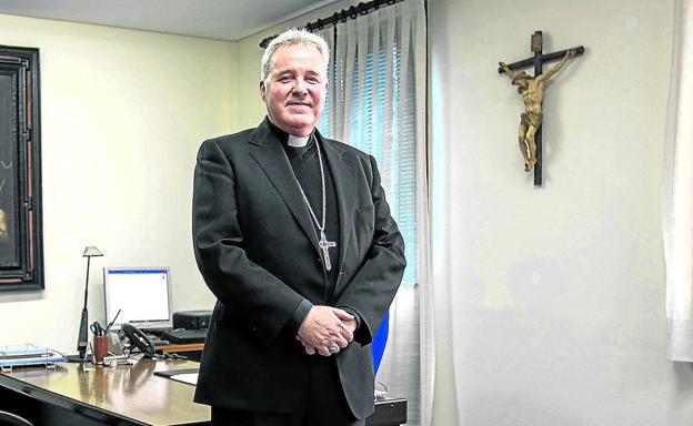 Monseñor Iceta, en su despacho de la diócesis de Bilbao, ha trabajado dos años con profesionales sanitarios, pacientes y familiares para elaborar el documento. 