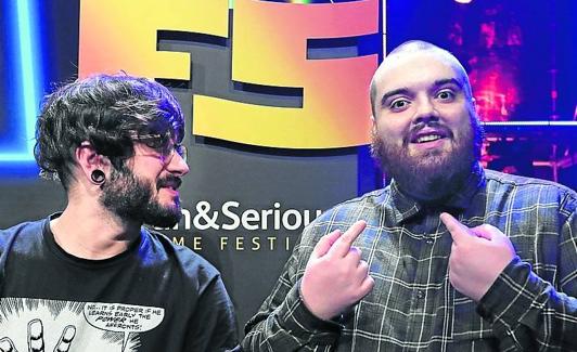 Wismichu e Ibai Llanos en el escenario de la gala.