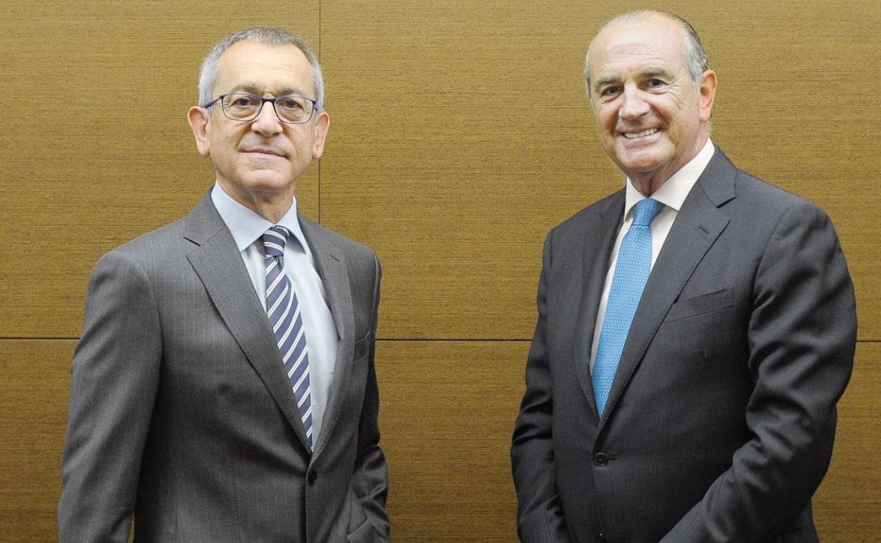 Pedro Ensunza, a la izquierda, presidente de IMQ junto al exdirector general Miguel Ángel Lujua. 