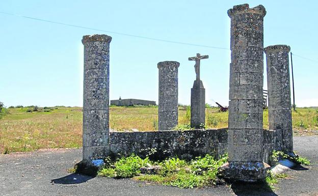 El humilladero está situado en la salida del núcleo urbano de Urarte. 