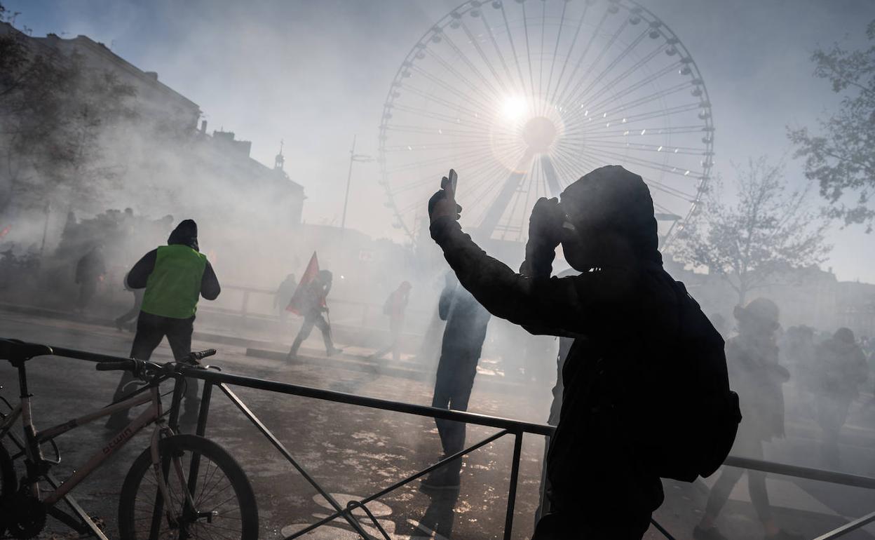 Las protestas contra la reforma de las pensiones volvieron a las calles en grandes ciudades como Lyon (arriba) y Lille.
