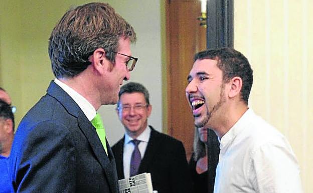 Urtaran y Fernández charlan ante la mirada de Gurtubai. 