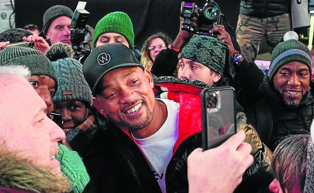 Los participantes se hacen fotos con Will Smith. 