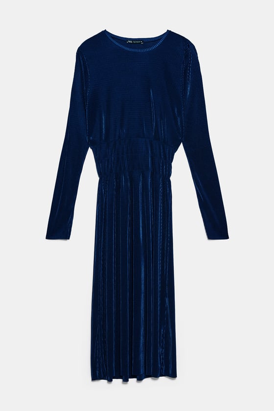 Vestido plisado con elástico en la cintura, de Zara (19,95 euros).