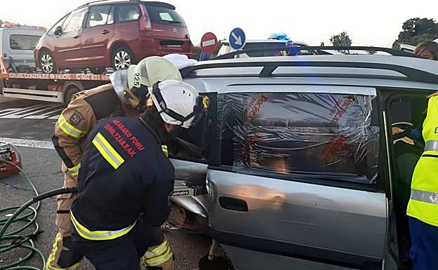 Los bomberos han intervenido en el accidente de Leza.