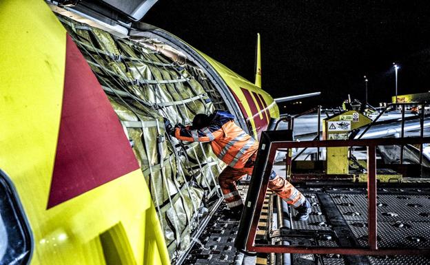 Un avión carga mercancía en Foronda.