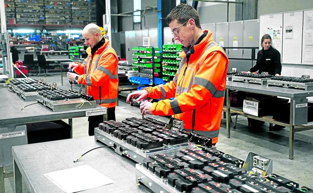 Tres operarios, ayer, en la nueva planta de Ingeteam. 