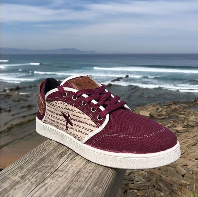 Basq nace como fruto de una ilusión que enlaza la pasión por el surf, la moda y el respeto por el medio ambiente. Todo empezó con la idea de crear las zapatillas más sostenibles y comprometidas con el planeta y los océanos. Tras más de dos años de trabajo e investigación, consiguieron transformar algunos de los residuos que más contaminan los océanos, como son los plásticos y neumáticos, en zapatillas 100% recicladas. «No hay nada igual en todo el mundo, son las deportivas más sostenibles del mercado», asegura Aitor Álvarez, el baracaldés que ha hecho posible este interesante proyecto. La marca y el producto se han ampliado más allá de la idea original, incorporando prendas fieles a su espíritu de diseño y sostenibilidad. El nombre, 'Basq', hace referencia al lugar donde nace la idea, a los imponentes acantilados que forman nuestra tierra, azotados por un mar cantábrico al que quieren proteger y cuidar.