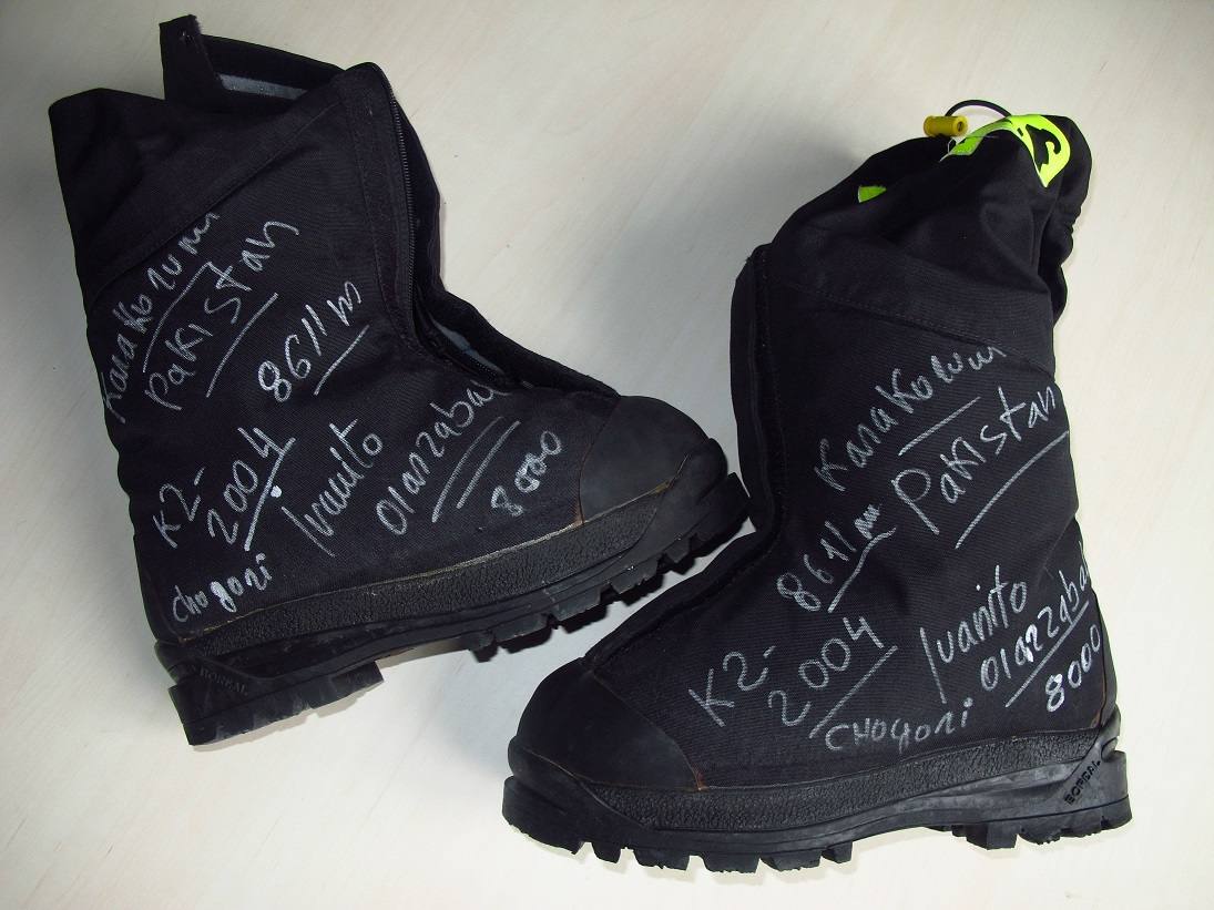 Botas de Juanito Oiarzbaal en el K2 en 2004