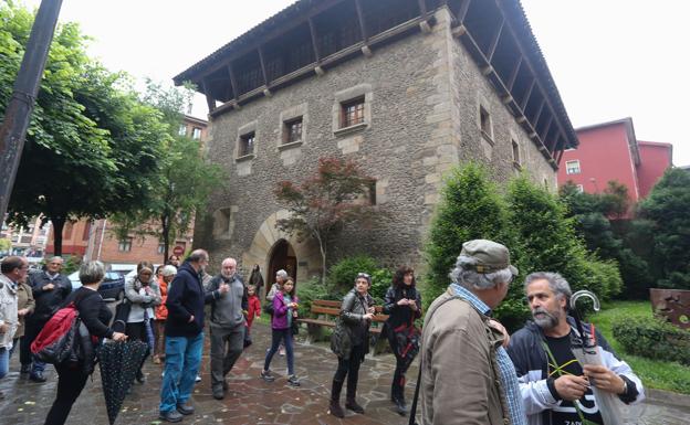 Visitantes junto a la torre de Ariz. 