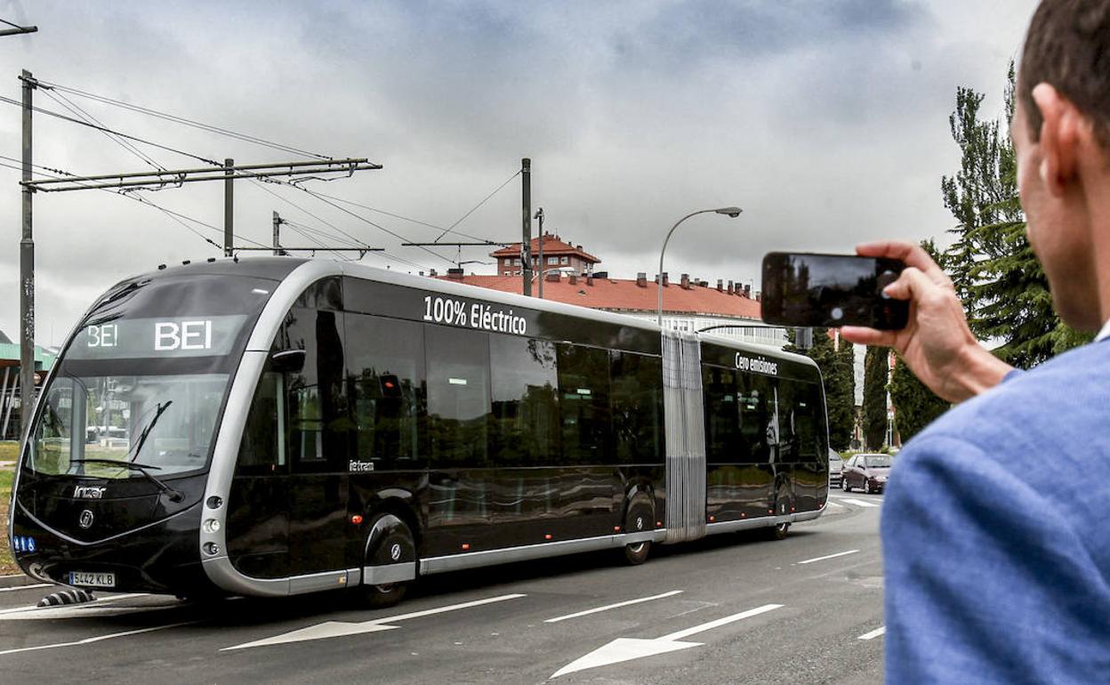 El BEI circula por Vitoria durante su presentación, celebrada el pasado junio.