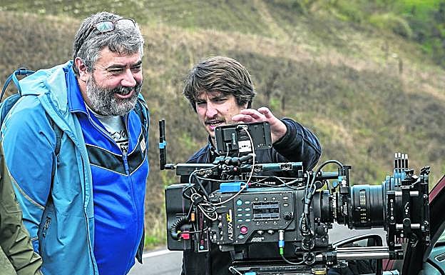 El llodiano Kepa Sojo atiende a lo grabado por la cámara en pleno rodaje de una película.