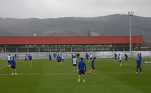 Jugadores del Athletic preparan el partido del Eibar este miércoles en Lezama. 
