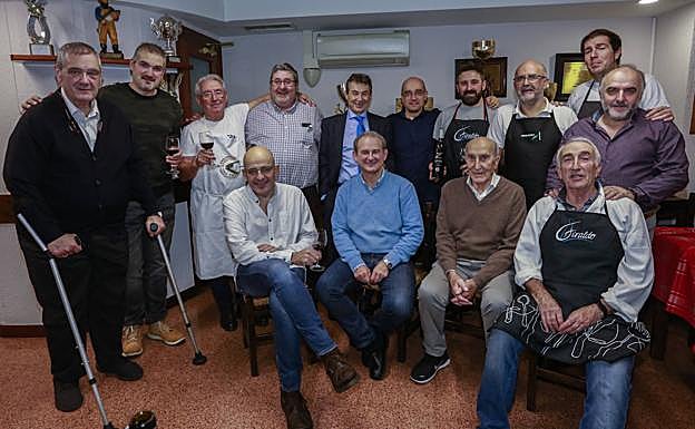 Juanjo Martínez de Viñaspre, 'Anemias', a la izquierda, con sus amigos de Kapildui. 