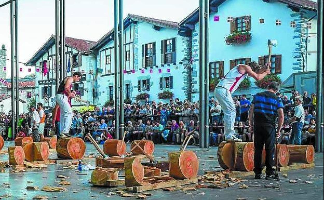 Aizkolari bakoitzak bost enbor ebaki beharko ditu. 