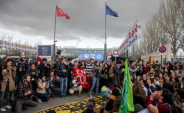 Protesta junto a la sede de la cumbre. 
