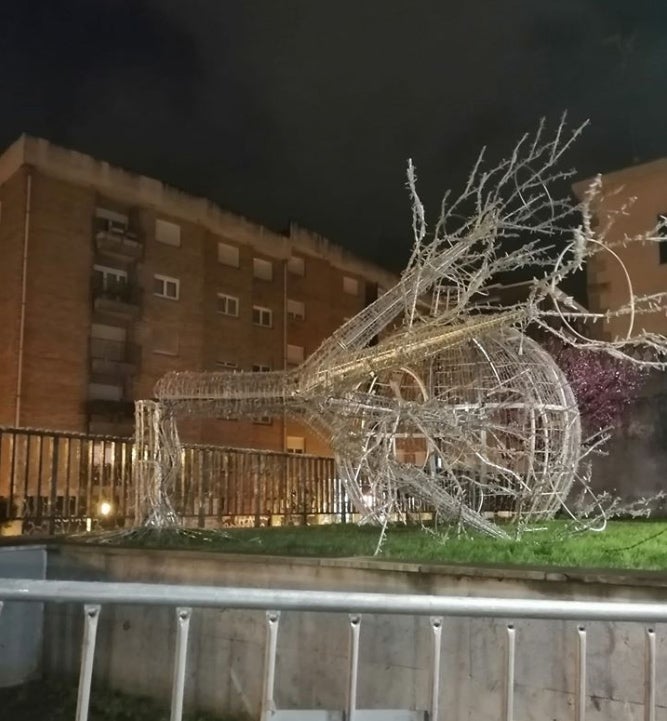 También en Santutxu las fuertes rachas de viento han causado deños en un árbol de Navidad.