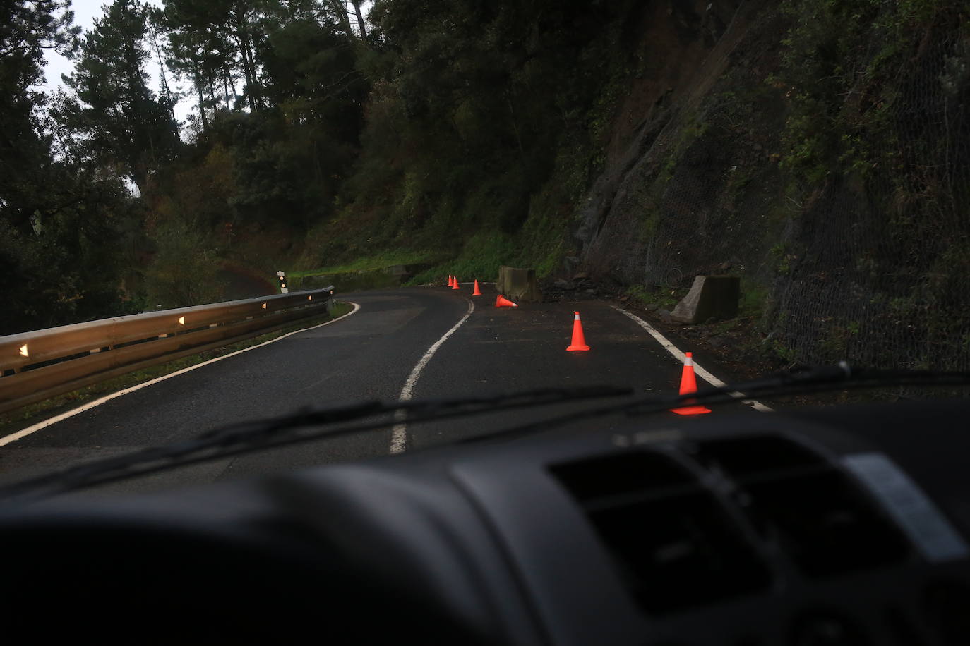 Corte por desprendimiento en la carretera de Bakio a Bermeo