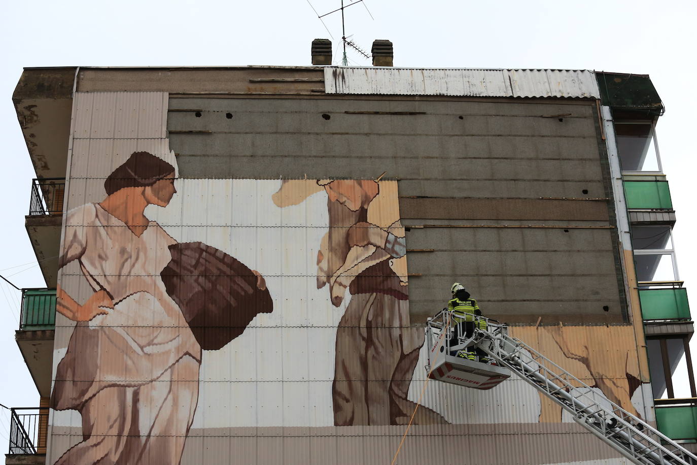 Desprendimiento del mural de entrada a Bermeo.