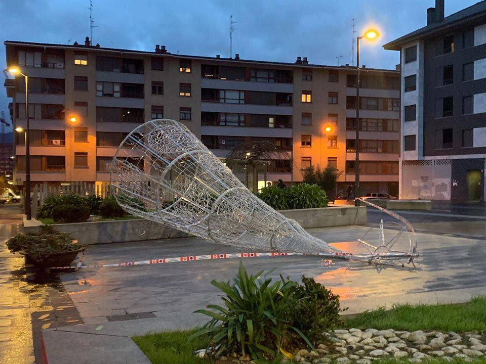 Los fuertes vientos han provocado la caída de un árbol de Navidad en la plaza Iturriondo de Galdakao