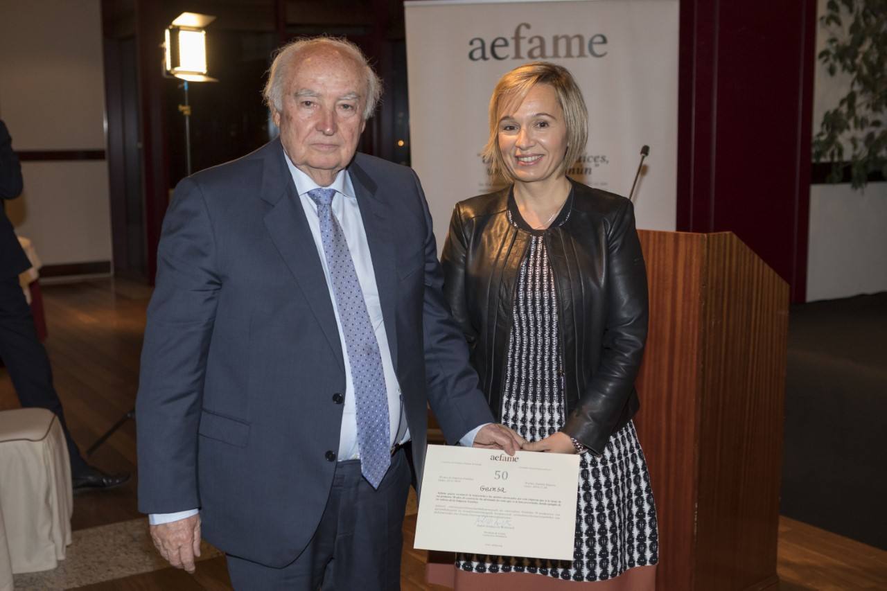 Gregorio Uribe-Echebarria y Ainara Basurko, Diputada foral de Promoción Económica en la entrega de premios de Aefame. 