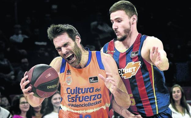 Miguel González persigue a Fernando San Emeterio durante la última visita del Valencia Basket. 