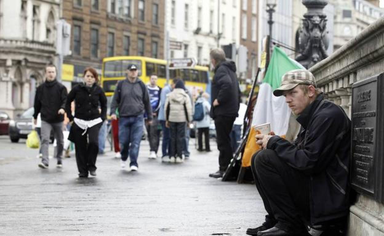 Eskale gazte batek dirua eskatu du Dublingo kale batean. 