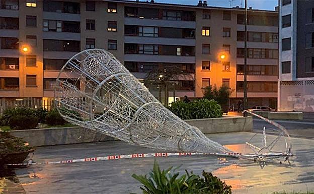 Árbol de Navidad desplomado en Galdakao.