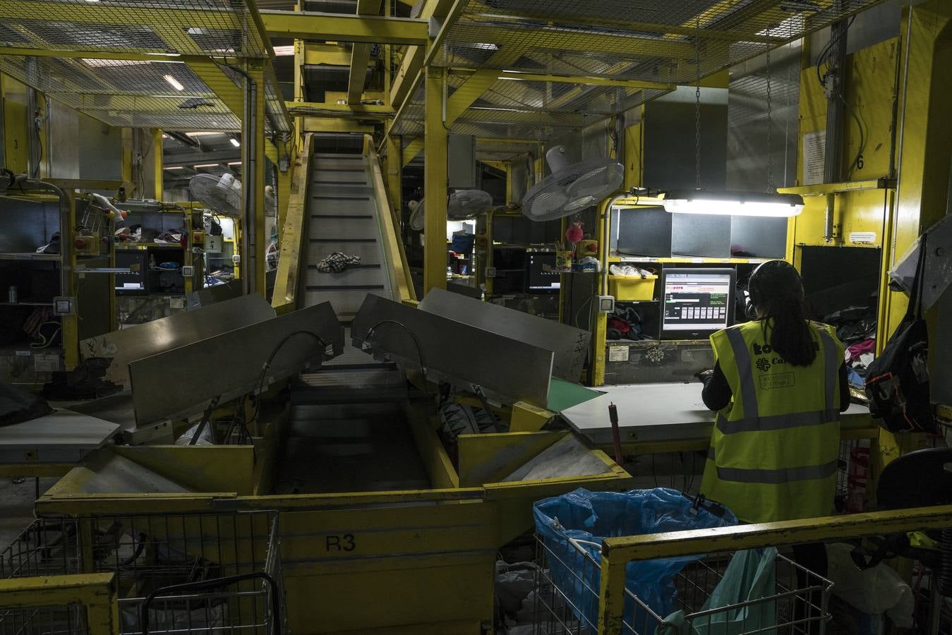 Los trabajadores de Koopera practican la gestión integral de todo lo recogido en sus contenedores -sólo en Bizkaia hay 428- con un objetivo, alcanzar el 'residuo 0'.