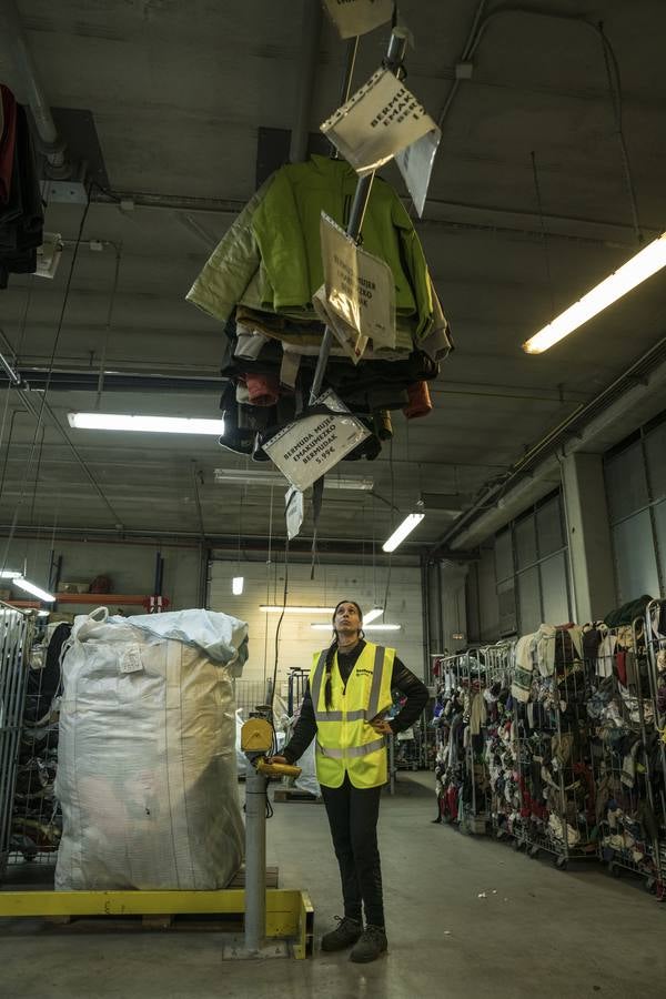 Una vez en la planta, la ropa pasa por el circuito de tratamiento y procesado donde se analiza, clasifica y selecciona según el tipo de prenda, el estado de ésta y la temporada en que su uso sería óptimo.