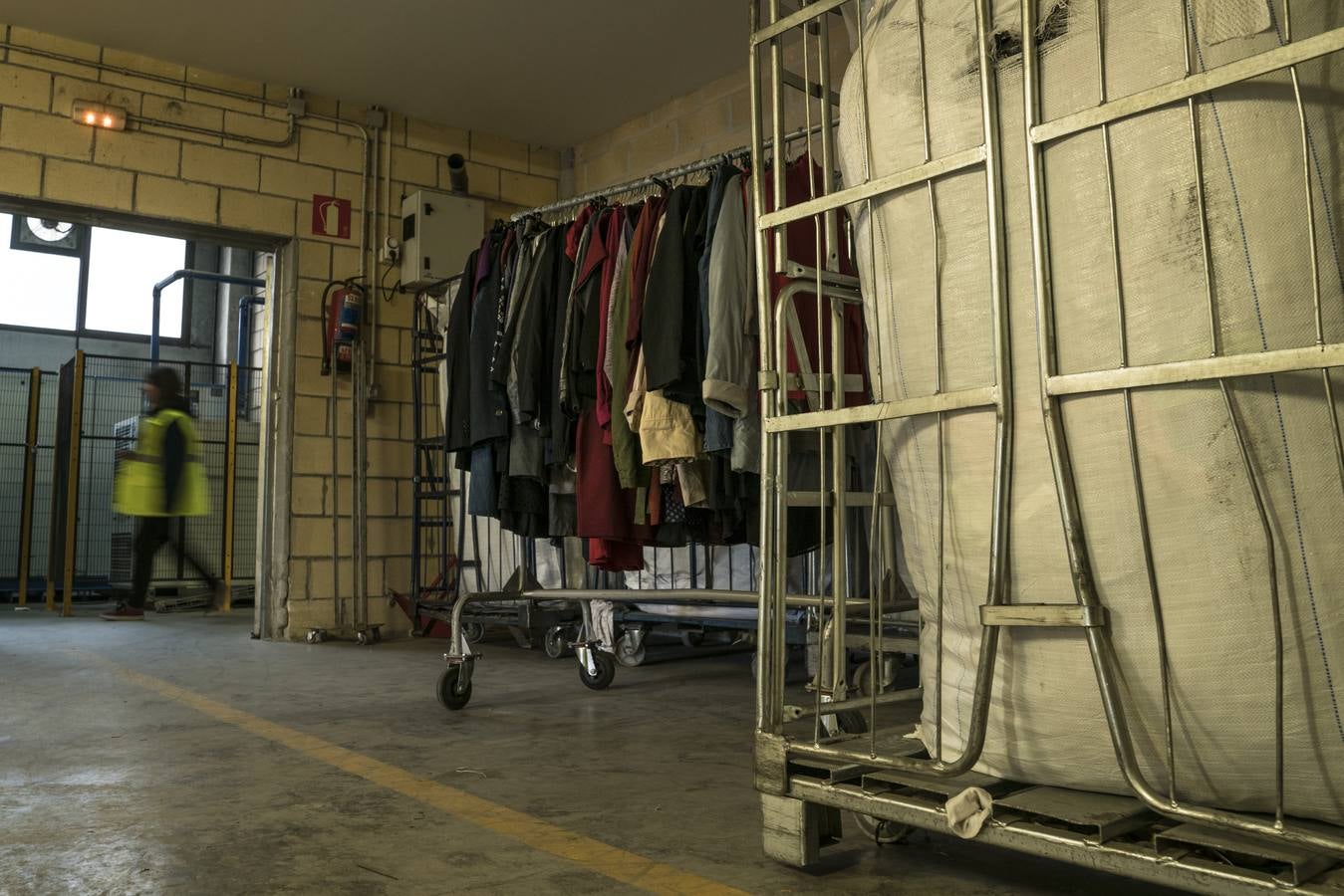 Planta de higienización, donde se acaba con las bacterias y gérmenes que contienen las prendas mediante el uso de ozono. El sistema, que consiste en exponer el material a la acción del gas durante al menos 8 horas y en una habitación cerrada, es similar al empleado en los hospitales