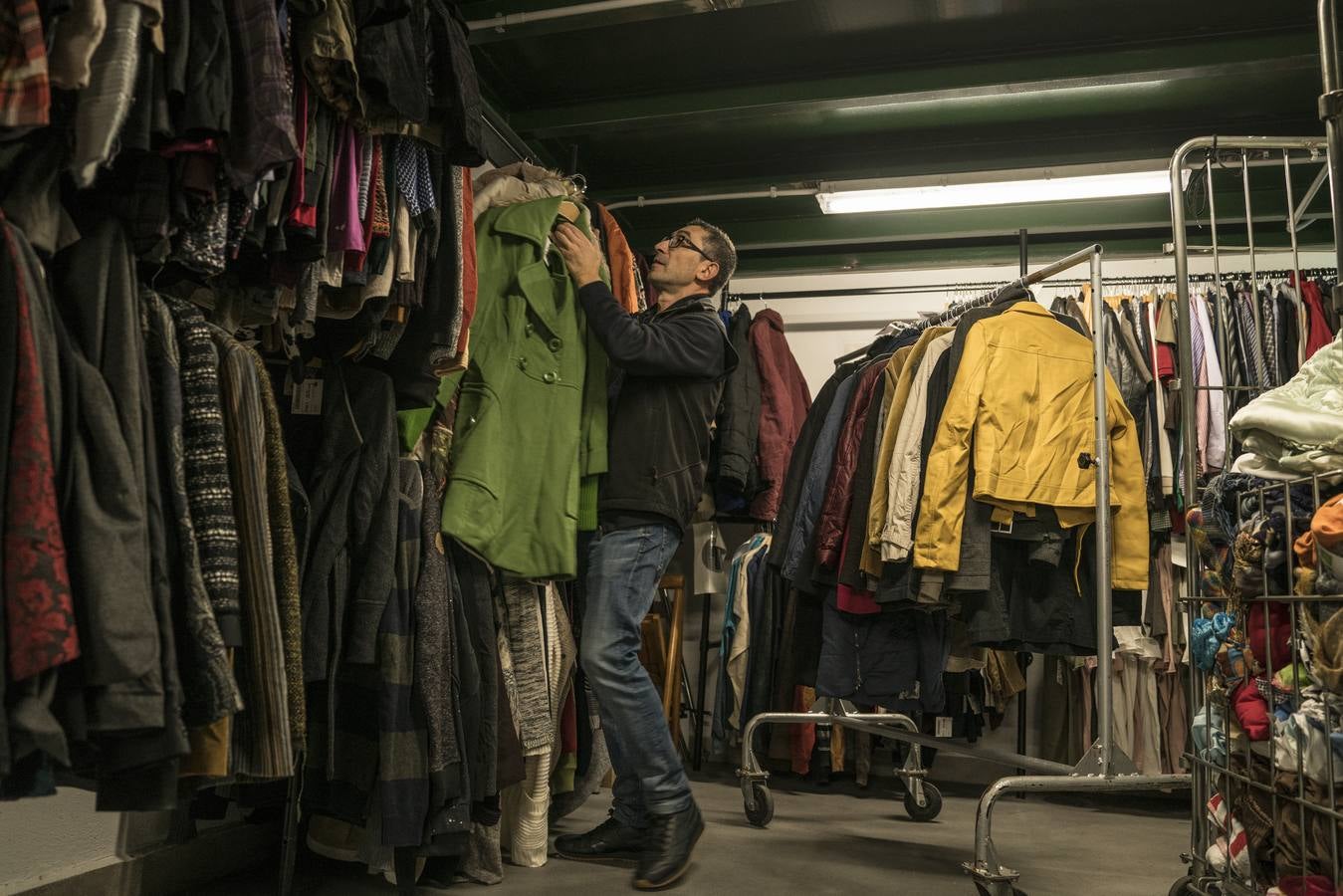 Javi conduce al almacén el pedido recibido desde Mungia. Mil doscientas prendas llegan con cada uno de los tres envíos que llegan por semana.