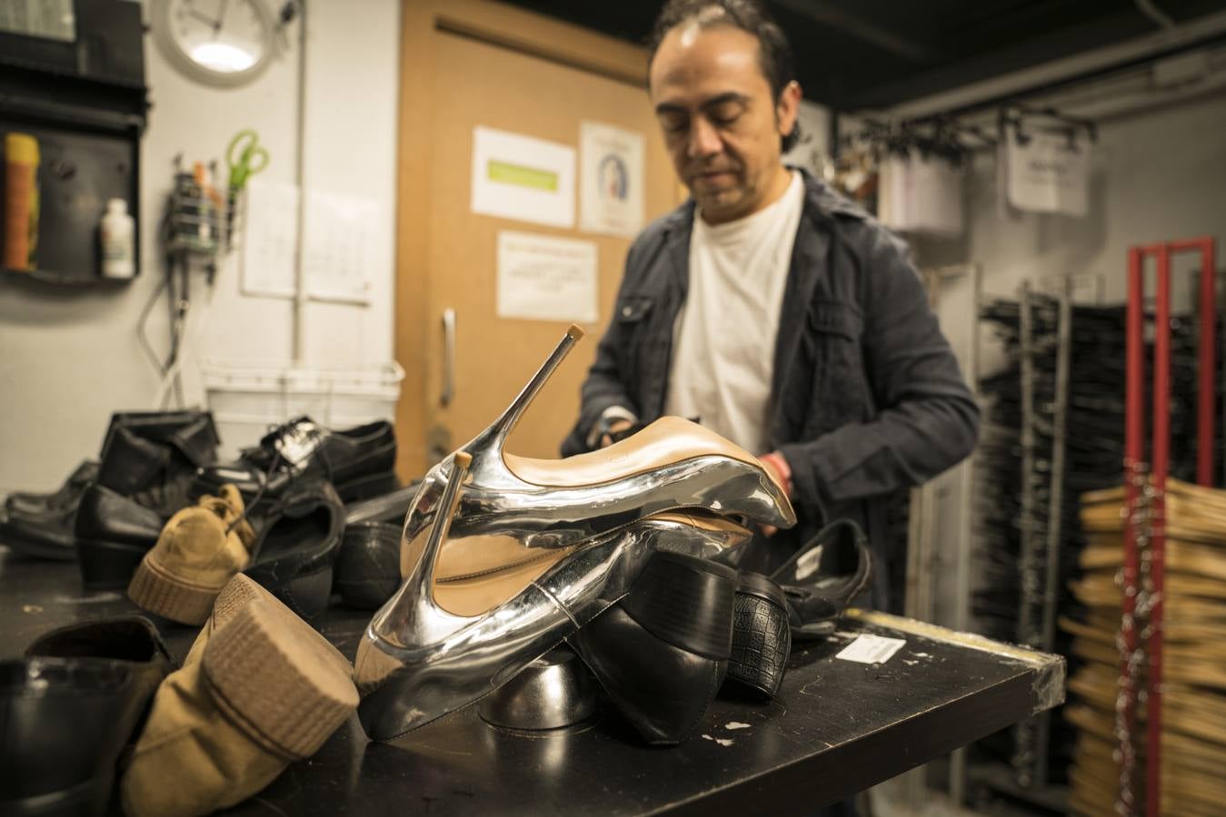 Eduardo revisa una partida de zapatos recién llegada a la tienda. Los artículos se dividen por departamentos. Unos a la sección VIP (ropa de marca), otros a 'Vintage', otros para uso común. 