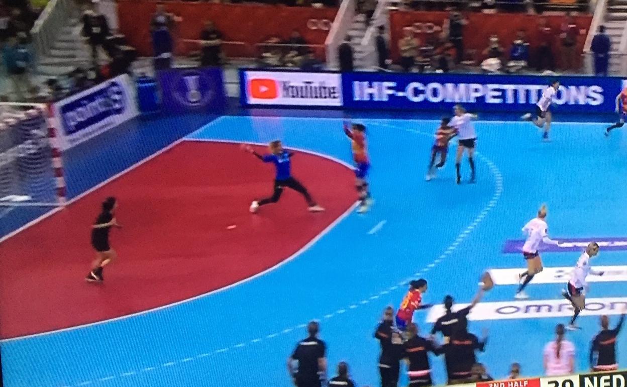Momento en el que Ainhoa tapa el saque de la portera holandesa. 