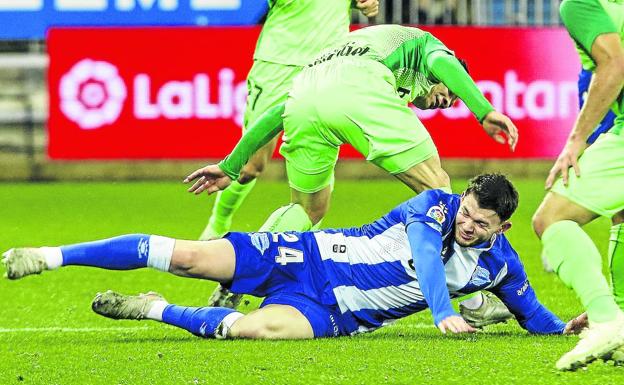 Burke se desliza para cortar un balón en el encuentro contra el Leganés.