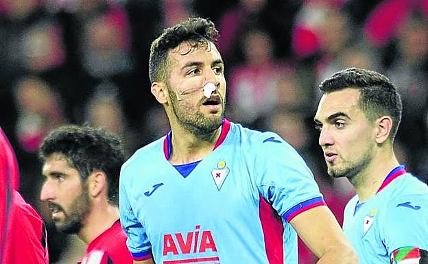 Esteban Burgos debutó ayer con el Eibar y acabó con la cara partida.