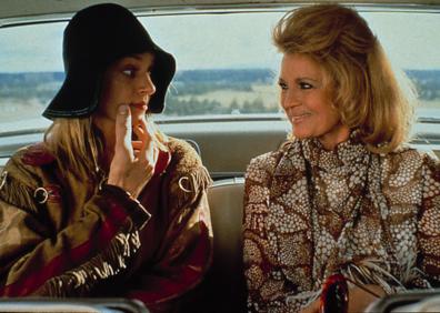 Imagen secundaria 1 - Angie Dickinson con Frank Sinatra, su amante durante diez años según confesión propia. Junto a Uma Thurman en 'Ellas también se deprimen' (1993) y en una foto de estudio de 1963