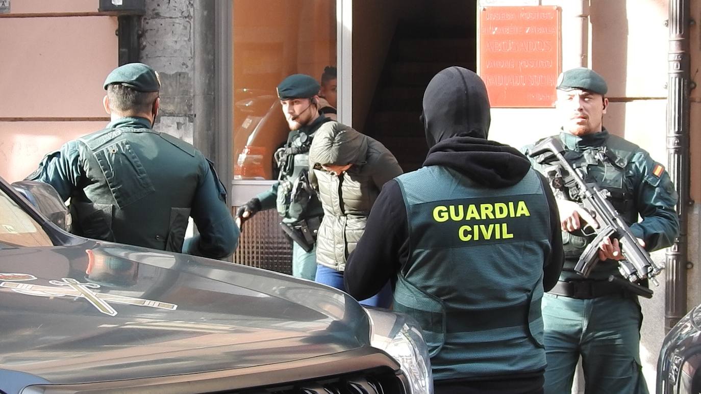 Fotos: Operación de la Guardia Civil en Barakaldo para desarticular una red de trata de personas