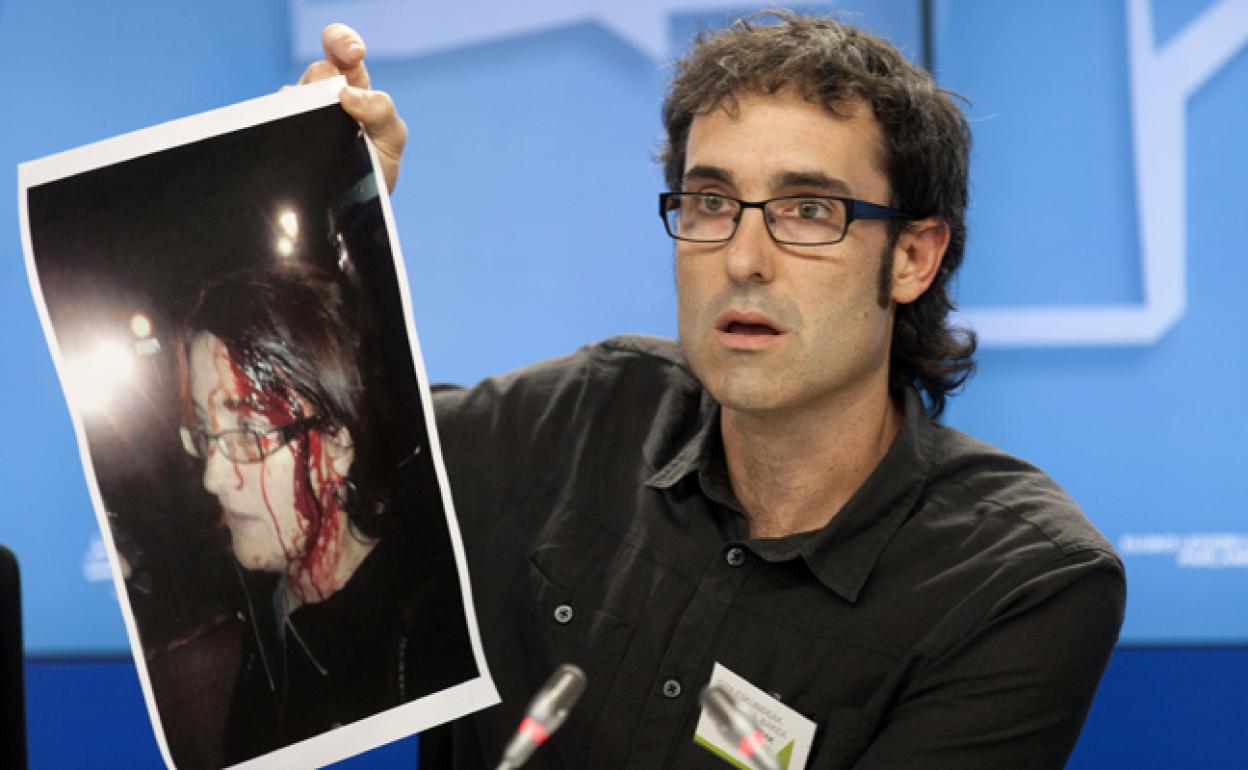 El parlamentario de EH Bildu Julen Arzuaga muestra una foto de la senadora de Amaiur, Amalur Mendizabal.