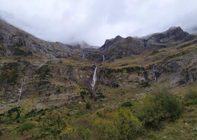 Imagen secundaria 1 - Vista del valle de Pineta. A continuación, la casca del río Cínca y el propio río unos metros más abajo.