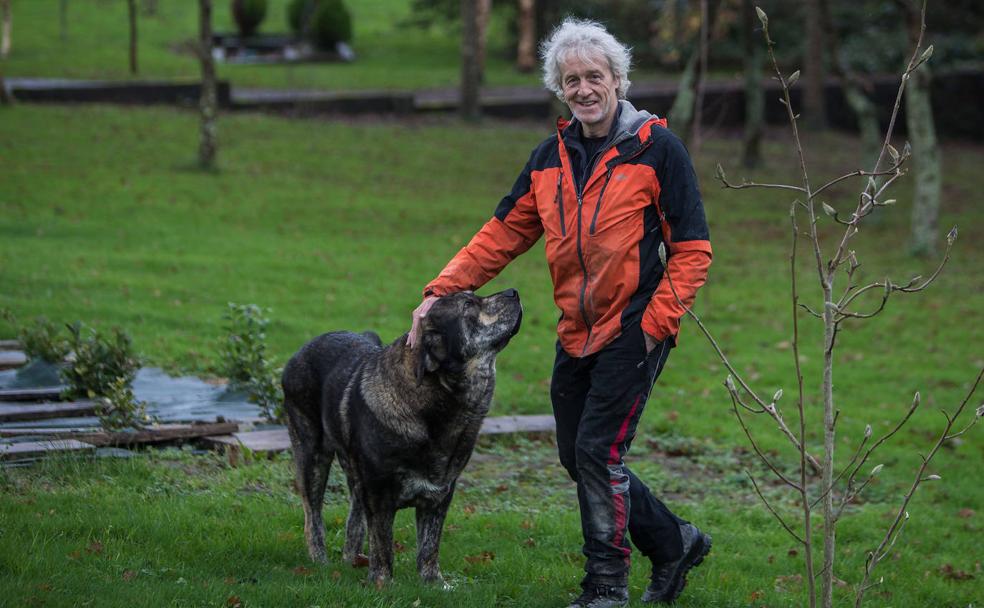 John Maguire junto a su perro.