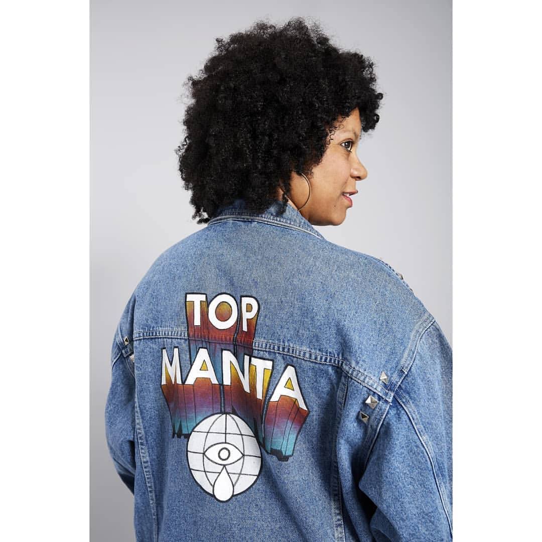 La vitoriana Amaia Arrazola ha participado junto a otros 19 artistas de prestigio internacional en el diseño de unas chaquetas únicas que sorteará la asociación de Vendedores Ambulantes de Barcelona. Estas son algunas de las creaciones