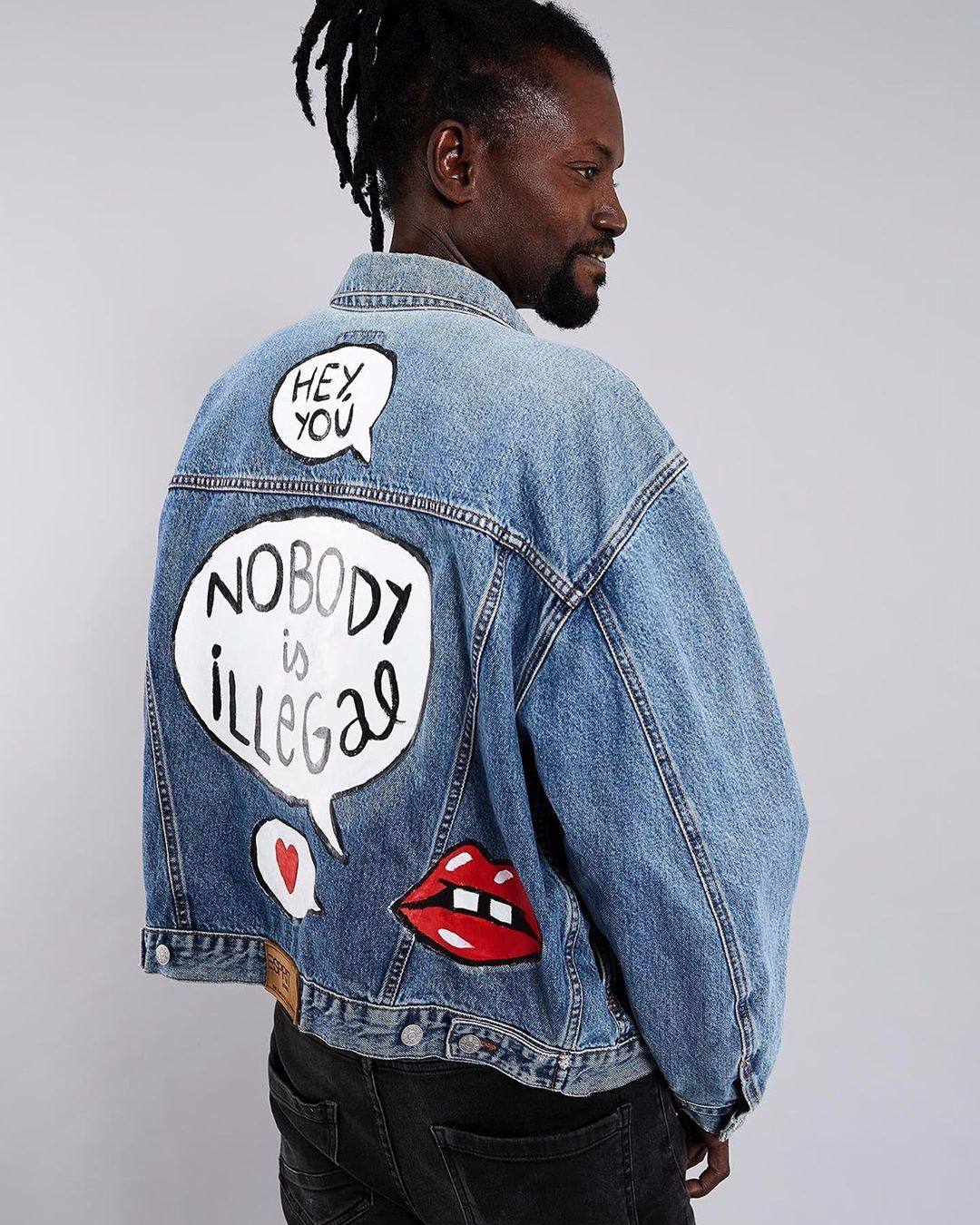 La vitoriana Amaia Arrazola ha participado junto a otros 19 artistas de prestigio internacional en el diseño de unas chaquetas únicas que sorteará la asociación de Vendedores Ambulantes de Barcelona. Estas son algunas de las creaciones