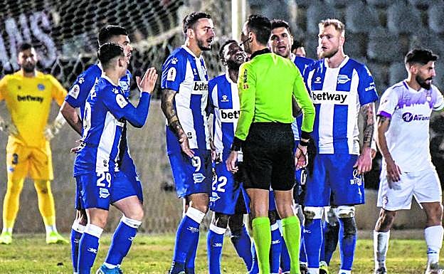 Los jugadores albiazules protestan en grupo la expulsión de Laguardia al inicio de la segunda mitad. 