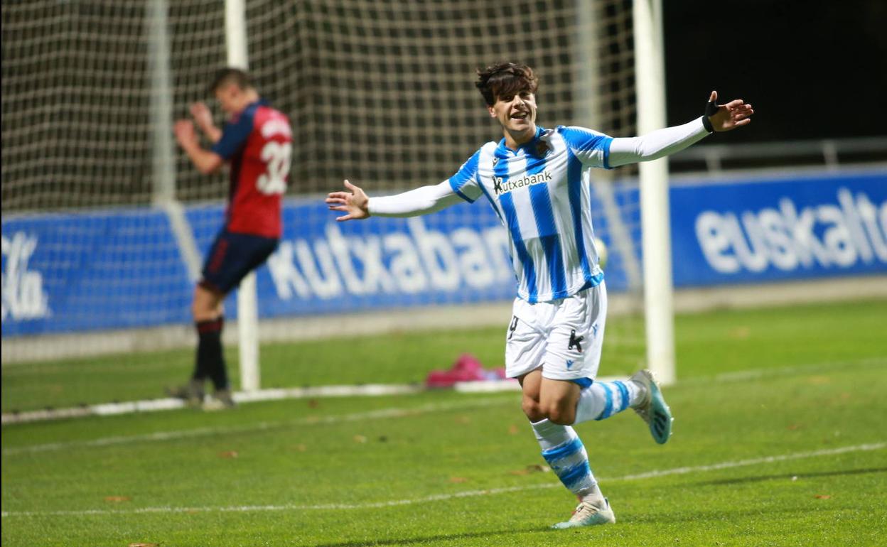 Lobete celebra un tanto.