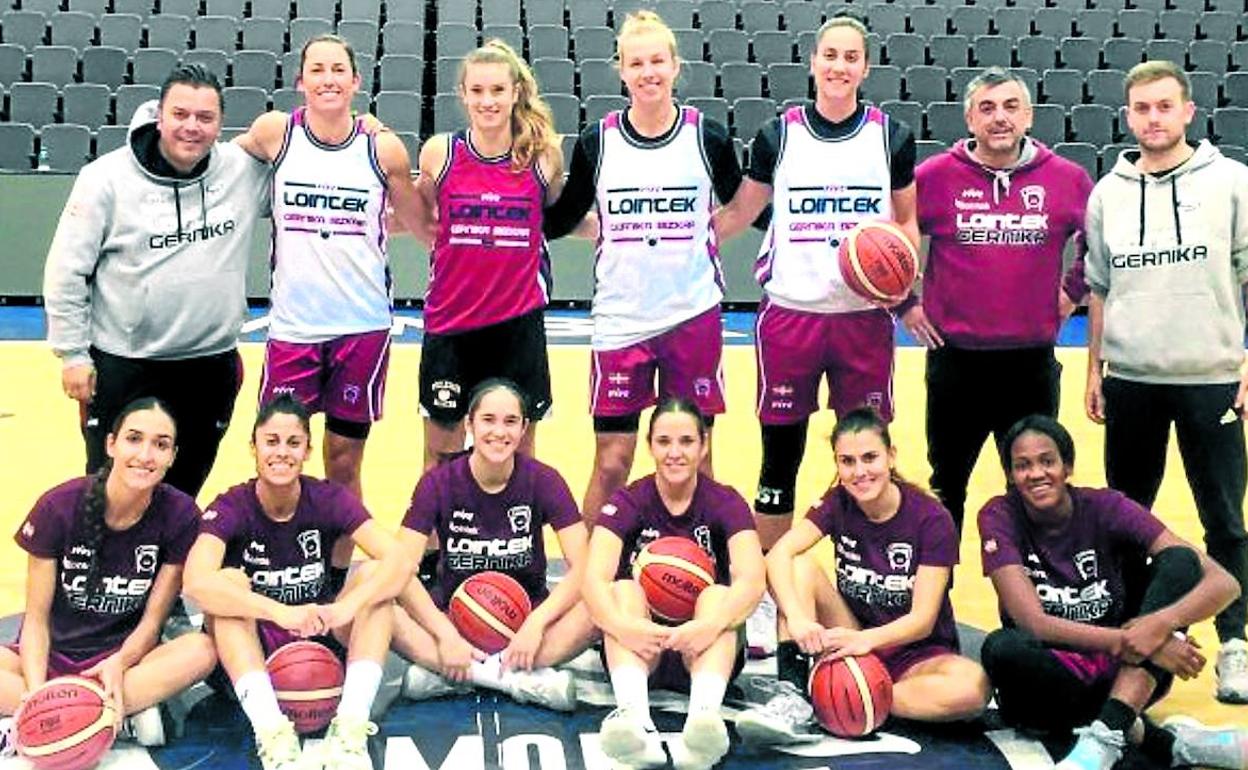 Las jugadoras y el cuerpo técnico del Lointek Gernika antes del entrenamiento ayer en la cancha del Falcon Club Arena de Minsk. 